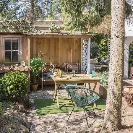 Modernes Landapartment